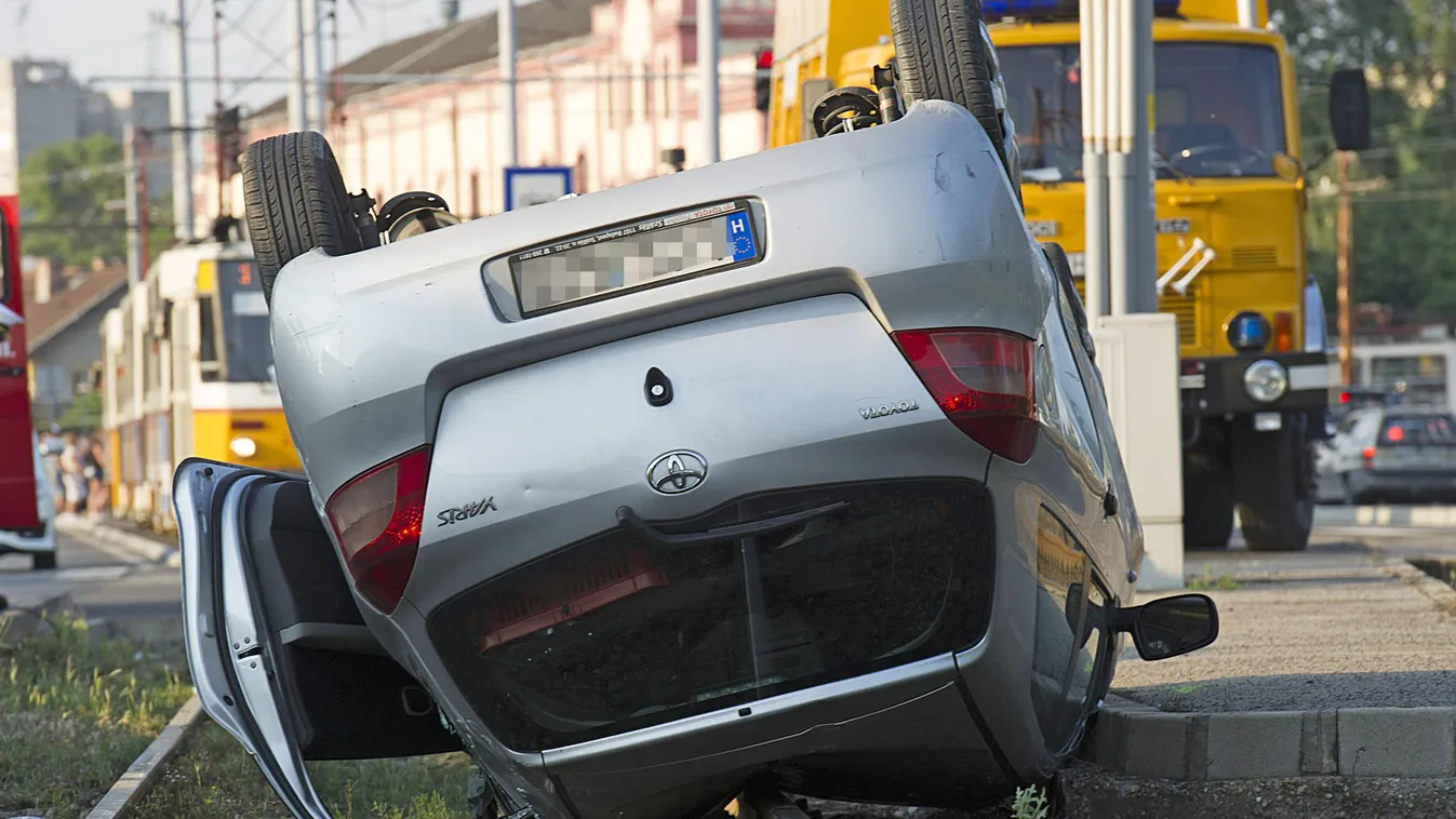 Budapest, 2015. május 30.
Tetejére borult, összeroncsolódott személyautó a villamossíneken a X. kerületi Könyves Kálmán körúton 2015. május 30-án. A balesetben egy személy megsérült. A műszaki mentés és helyszínelés idejére az 1-es villamos forgalma szüne