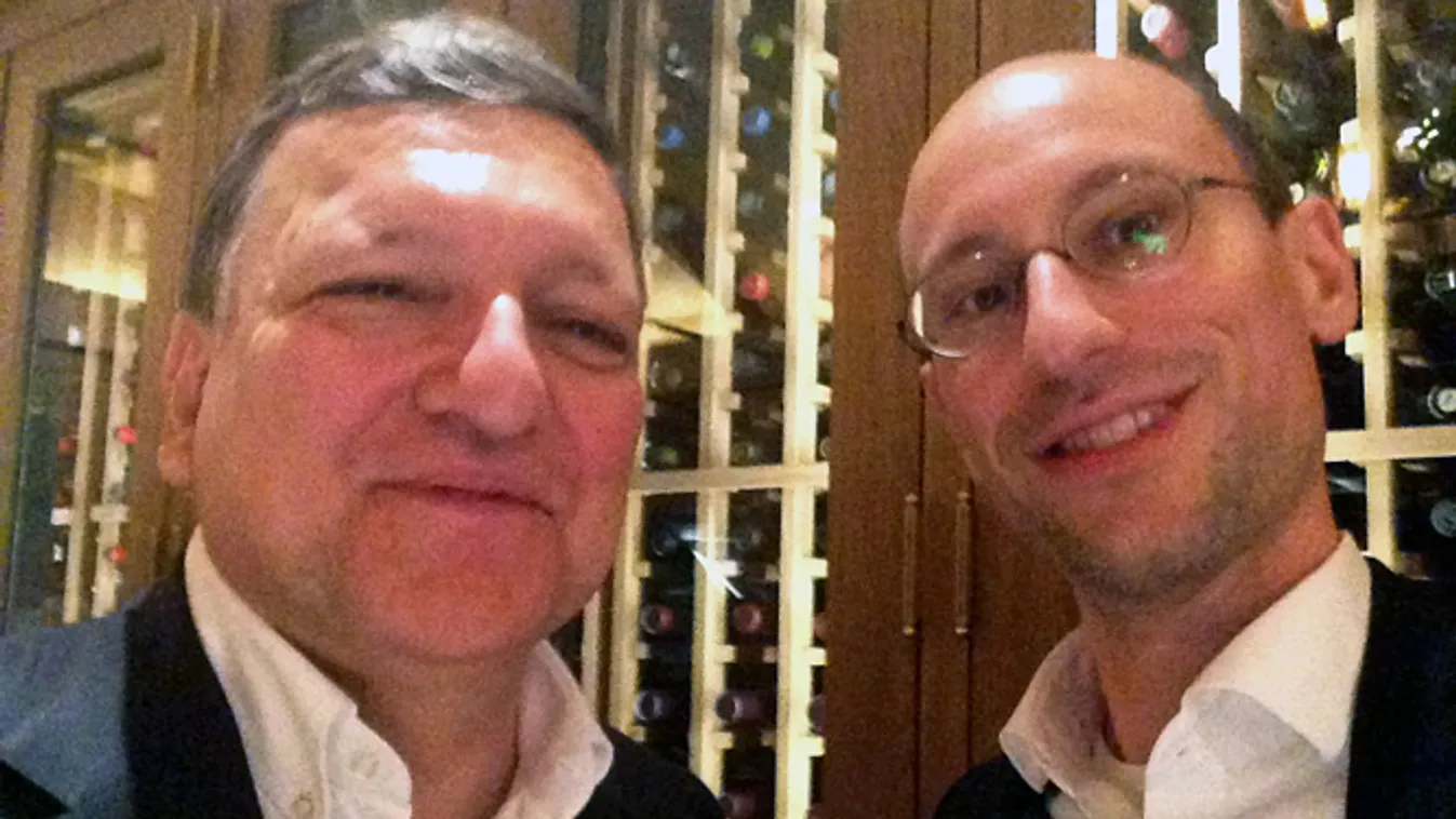 José Manuel Barroso és Árvai Péter a Prezi társalapítója, közös selfie 