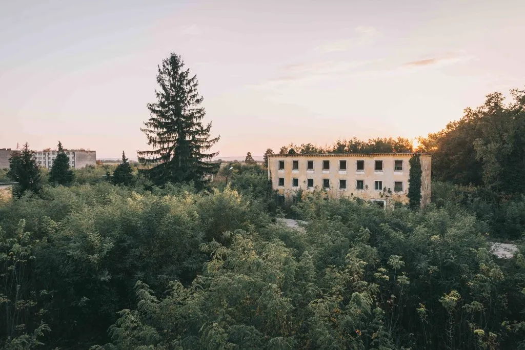 Szovjet laktanyák, elhagyatott épületek, laktanya, Sármellék 