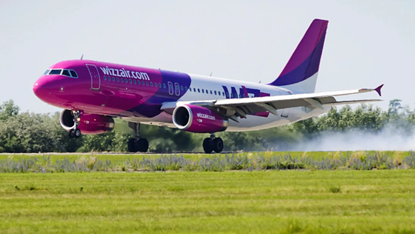A Wizz Air légitársaság járata landol, repülőgép, fapados