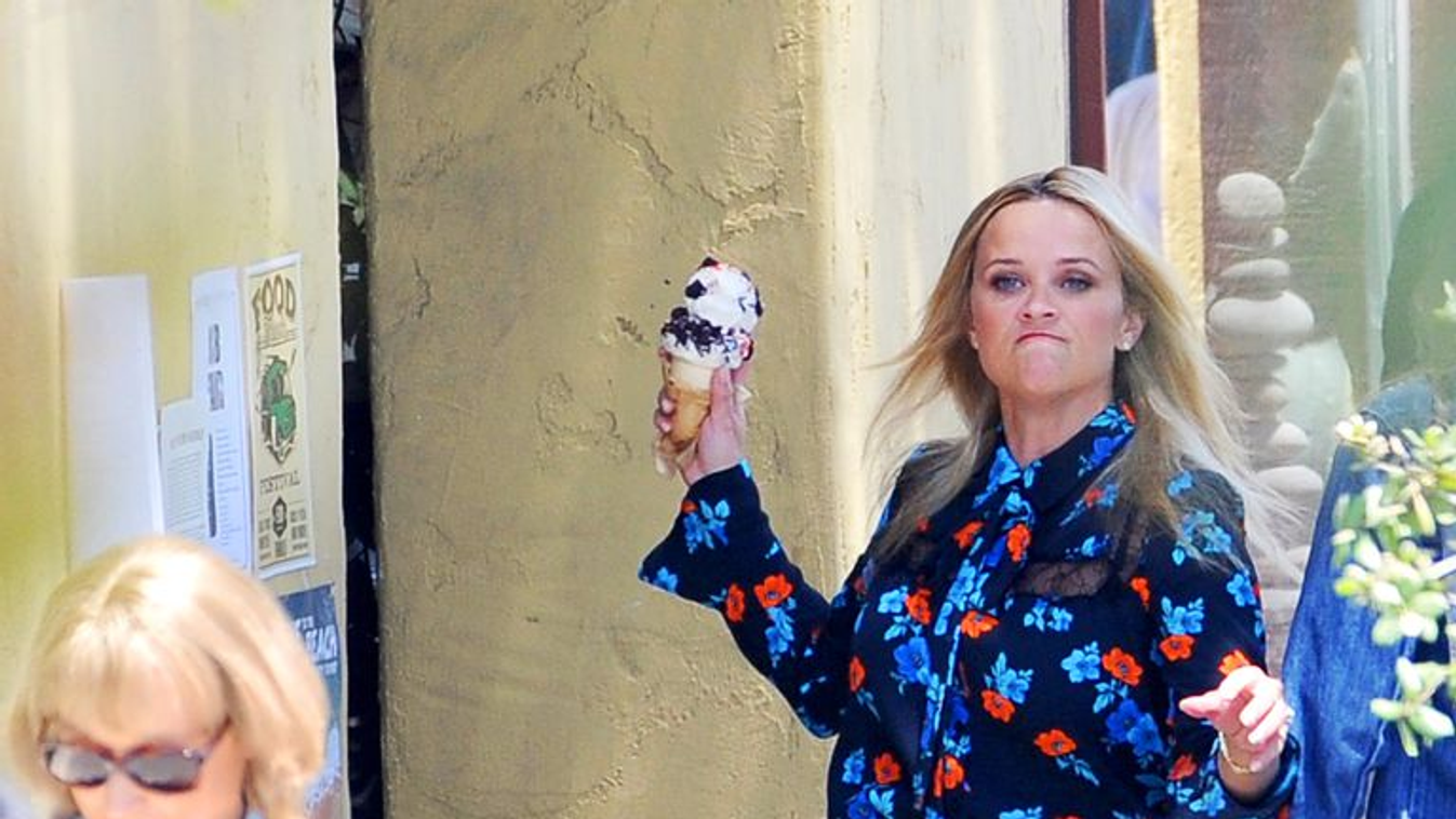 Reese Witherspoon egy fagylaltot vág Meryl Streephez 
