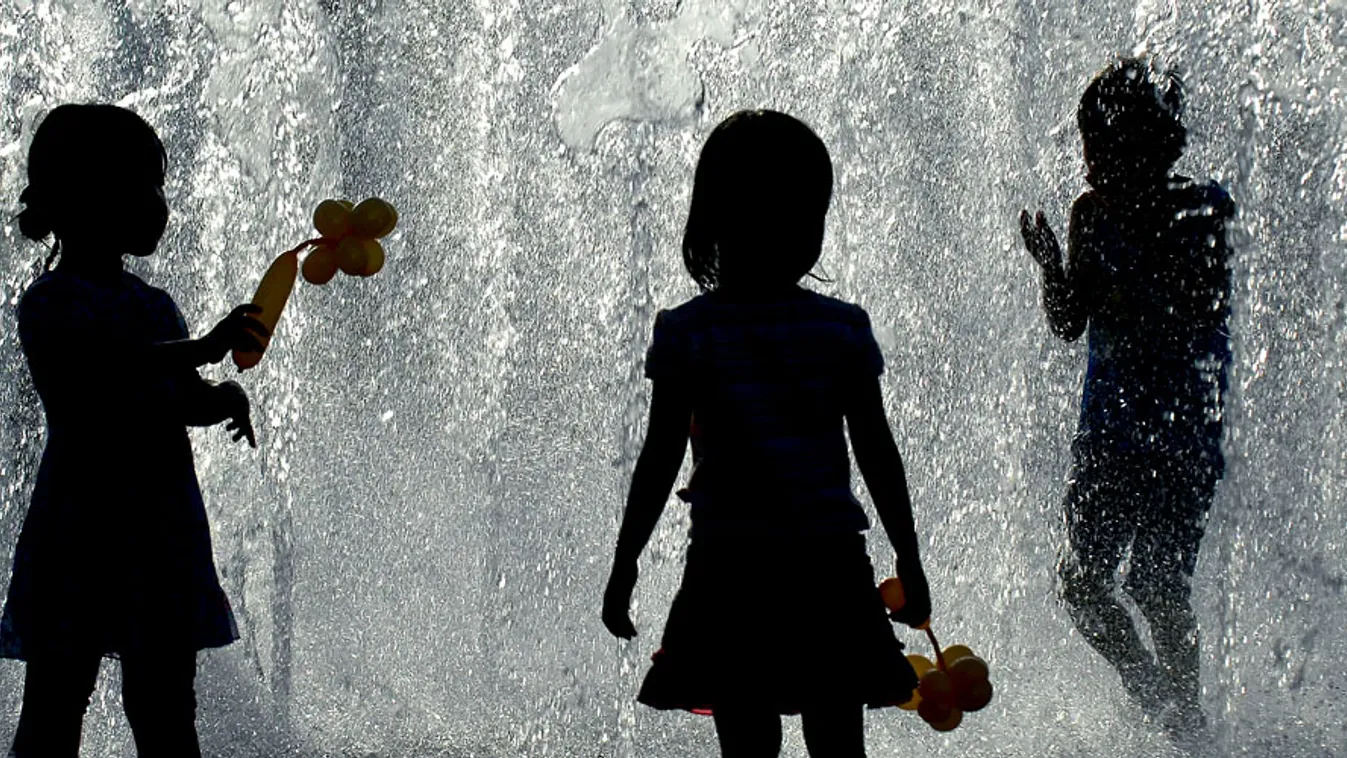 vízpazarlás, szökőkútnál játszó gyerekek Szöulban