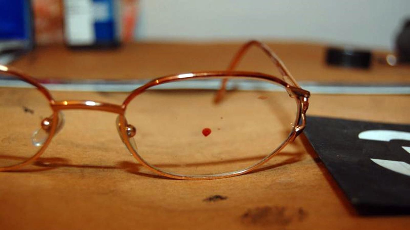 A meggyilkolt asszony szemüvege a gyilkosság helyszínéről, amit a helyszíni szemlén készítettek a bűnügyi technikusok 2010-ben 