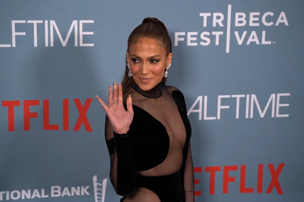 Ben Affleck románcai nettó vagyonuk alapján  Ben Affleck, Jennifer Lopez, 
 "Halftime" Premiere - Tribeca Film Festival Opening Night "Halftime" Premiere,2022 l 