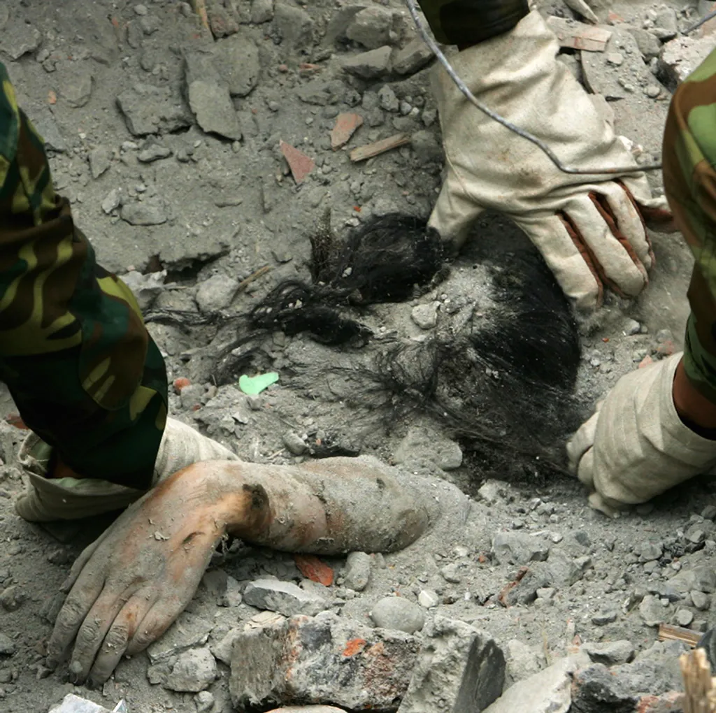 Katonák egy holttestet találnak Dujiangyan városában