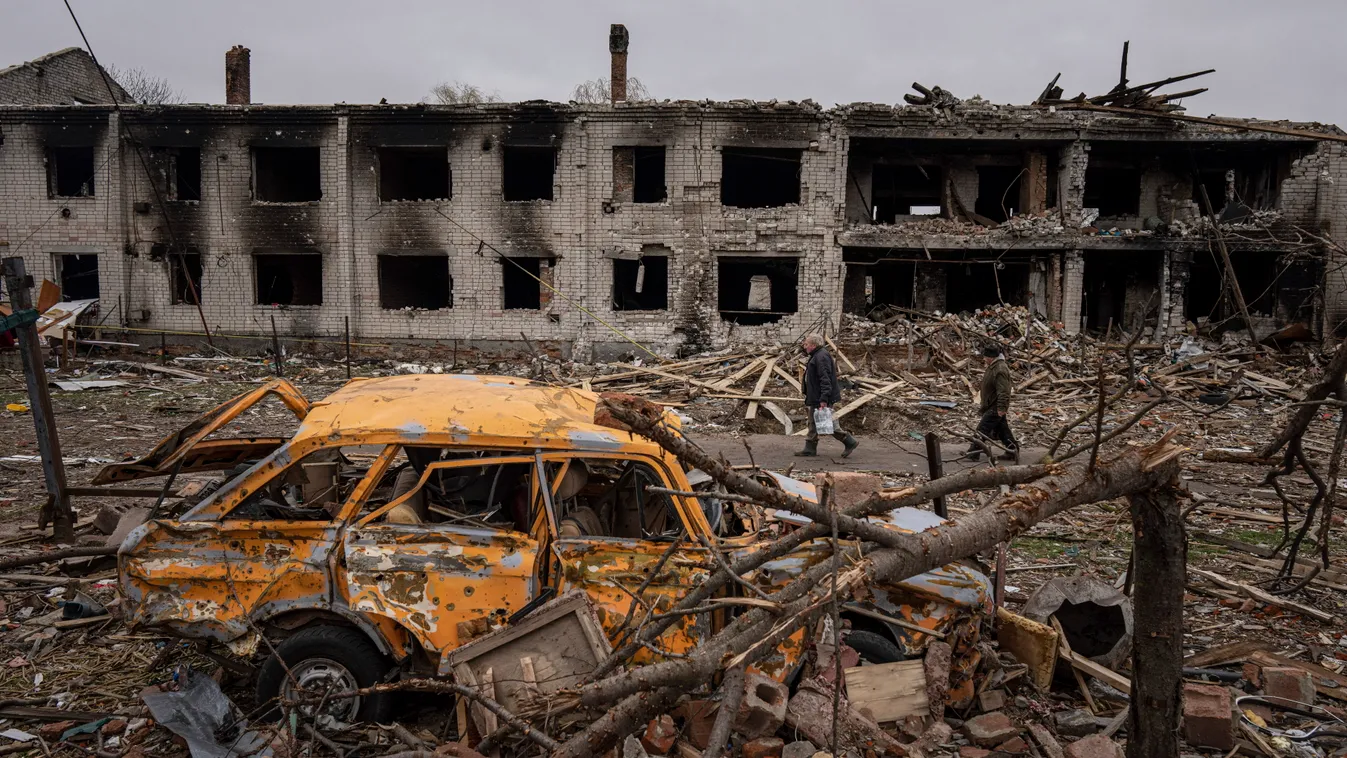 Ukrán válság, orosz, ukrán, háború, Ukrajna, Csernyihiv, rakétatámadás,, lakóépület, lakás, romos, rom, romok, autó roncs 