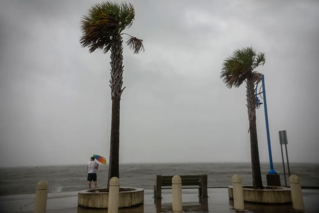 Zeta hurrikán  USA időjárás

Hurricane Zeta Barrels Down On Louisiana Coast GettyImageRank2 ENVIRONMENT HORIZONTAL Looking USA Louisiana New Orleans Weather Color Image Photography Lake Pontchartrain Landfall Peterson Gulf Coast States Hurricane Zeta 