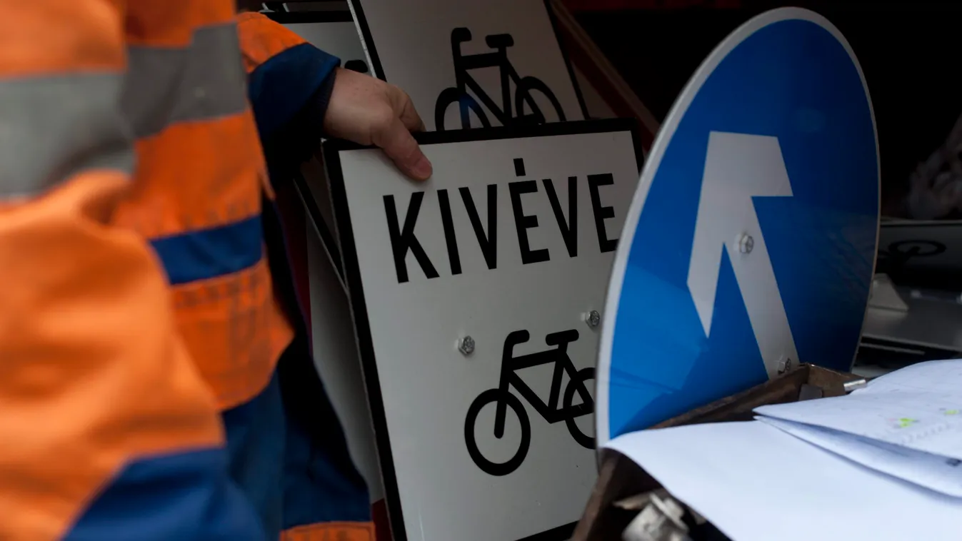 kerékpár bicikli kresz forgalmirend-változás közlekedései tábla Kresz tábla Budapest, 2013. november 18.
A Budapesti Közlekedési Központ (BKK) szakembere kerékpárok minden irányú közlekedését engedélyező KRESZ-táblát készül kitenni a 
