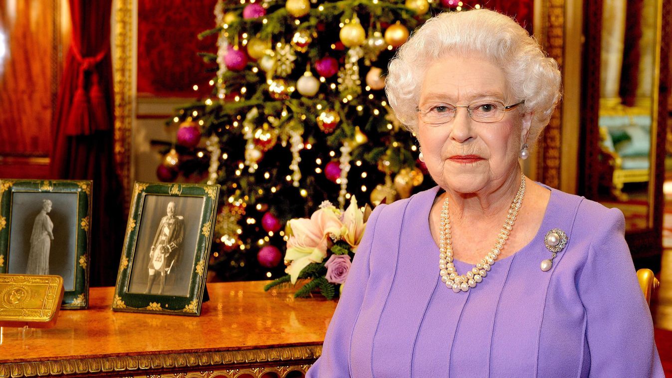 II. ERZSÉBET London, 2014. december 25.
II. Erzsébet brit királynő a Buckingham-palota ünnepi ebédlőtermében 2014. december 25-én, miután felvették a Nemzetközösség népeihez intézett televíziós karácsonyi üzenetét. (MTI/EPA/PA/John Stillwell) 