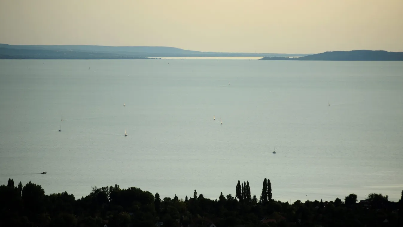 Balaton, légi felvétel, tó, naplementében, Balatonkenese 