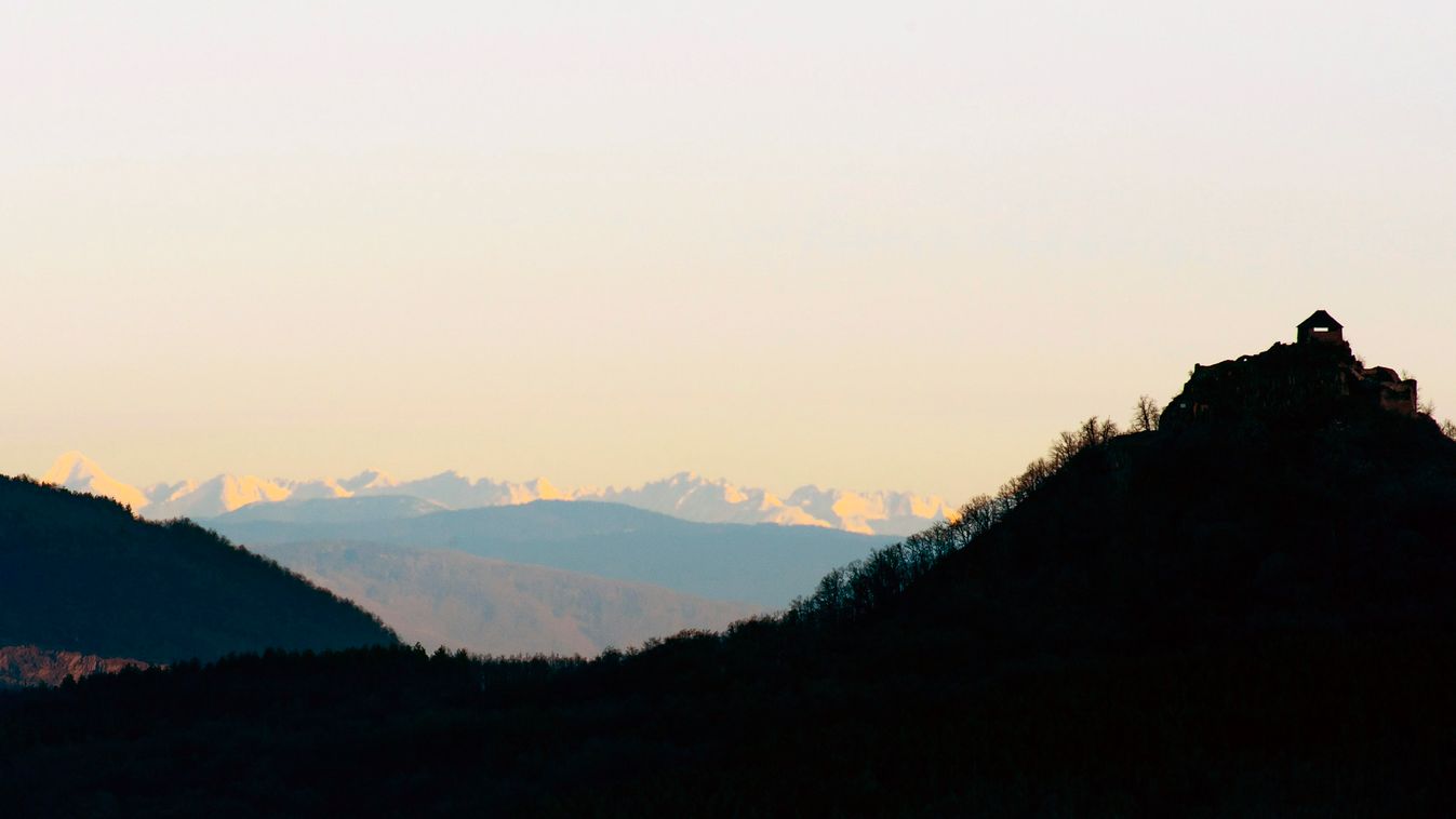 A Magyas-Tátra csúcsai látszódnak a Salgótarjánhoz tartozó Pécskő bazaltcsúcsról 2014. január 13-án. Jobbról Salgó vára. 