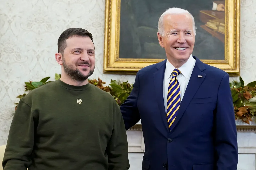 BIDEN, Joe; ZELENSZKIJ, Volodimir Washington, 2022. december 21.
Joe Biden amerikai elnök (j) és Volodimir Zelenszkij ukrán elnök a washingtoni Fehér Ház Ovális irodájában 2022. december 21-én. Az Ukrajna ellen Oroszország által februárban indított háború