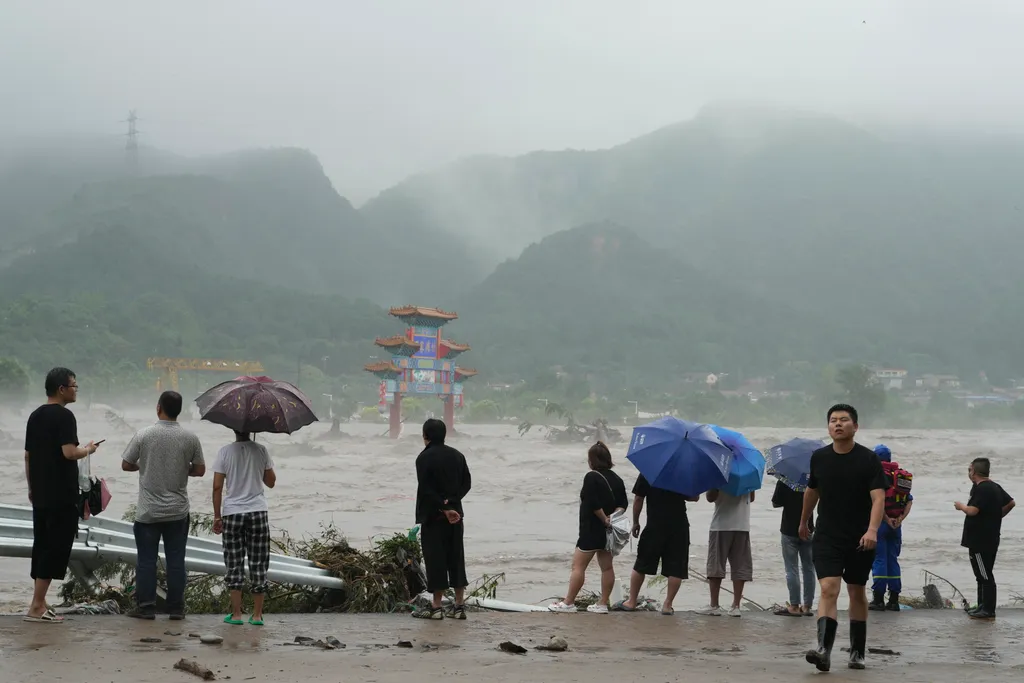 halálos áldozat peking esőzés Doksuri tájfun
A Doksuri tájfun okozta árvizet nézik emberek a nyugat-pekingi Mentugu kerületben 2023. augusztus 1-jén. A hatóságok közlése szerint a kínai fővárosban már 11 halálos áldozata van a heves esőzéseknek és 27 embe