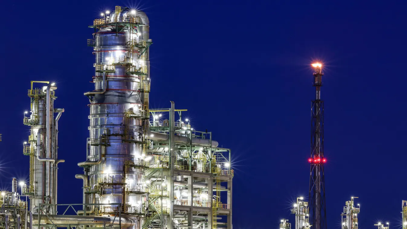 Total Energies Leuna refinery energy Chemical plants blue hour Evening Night shot Time exposure Horizontal POLITICS GOVERNMENT ECONOMY CHEMISTRY COMPANY 