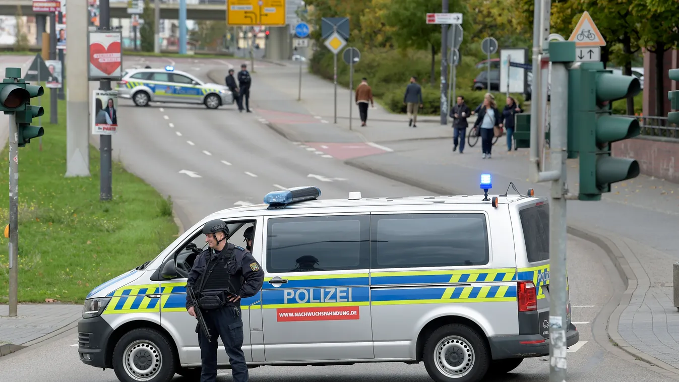 Halle, 2019. október 9.
Rendőrök lezárnak egy utat a németországi Halle városában, miután lövöldözés történt 2019. október 9-én. A támadás pontos indítékát egyelőre nem tudni, a lövöldözésben legkevesebb két ember életét vesztette.
MTI/AP/Jens Meyer 