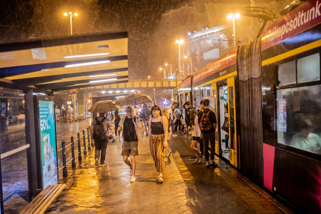 Vihar, viharfelhő, felhőszakadás, eső, időjárás, 2023. 06. 23. Budapest, Nyugati Pályaudvar 