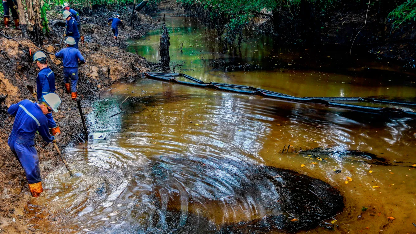 environment Horizontal Workers of state owned oil company Ecopetrol, clean the Lizama river, which is affected by an oil leak in Barrancabermeja, Santander department, Colombia on March 26, 2018. 
The leakage of crude from an Ecopetrol inactive oil well, 