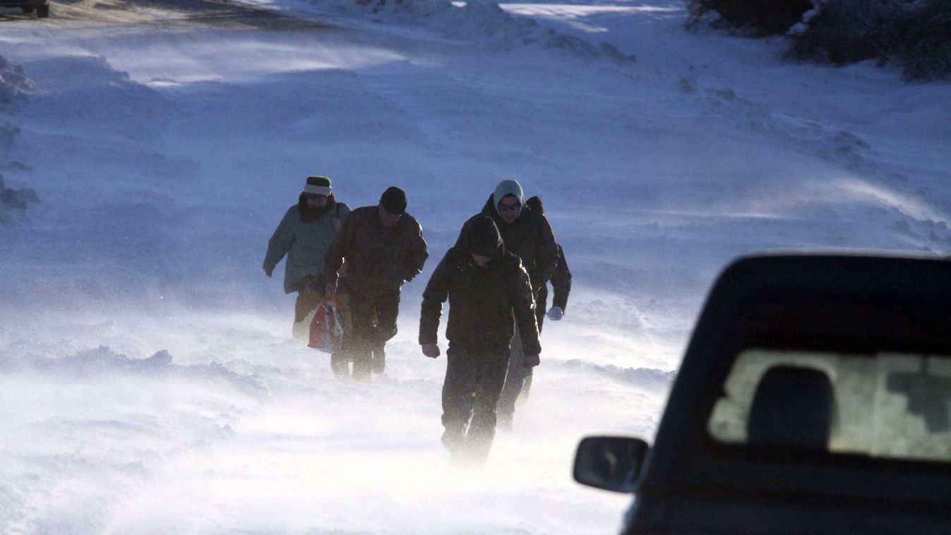 Hárskút, 2015. február 8.
A hófúvás miatt a hárskútiak gyalog közlekednek 2015. február 8-án.
MTI Fotó: Nagy Lajos
Havazás hófúvás 
