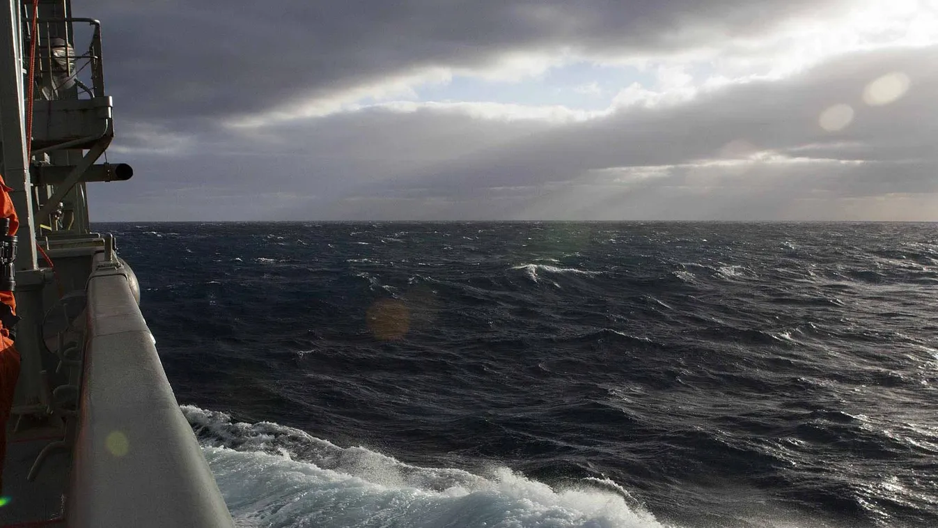 Maláj gép, eltűnt repülőgép, egy ausztrál tengerész figyeli a vizet a roncsok után kutatva 