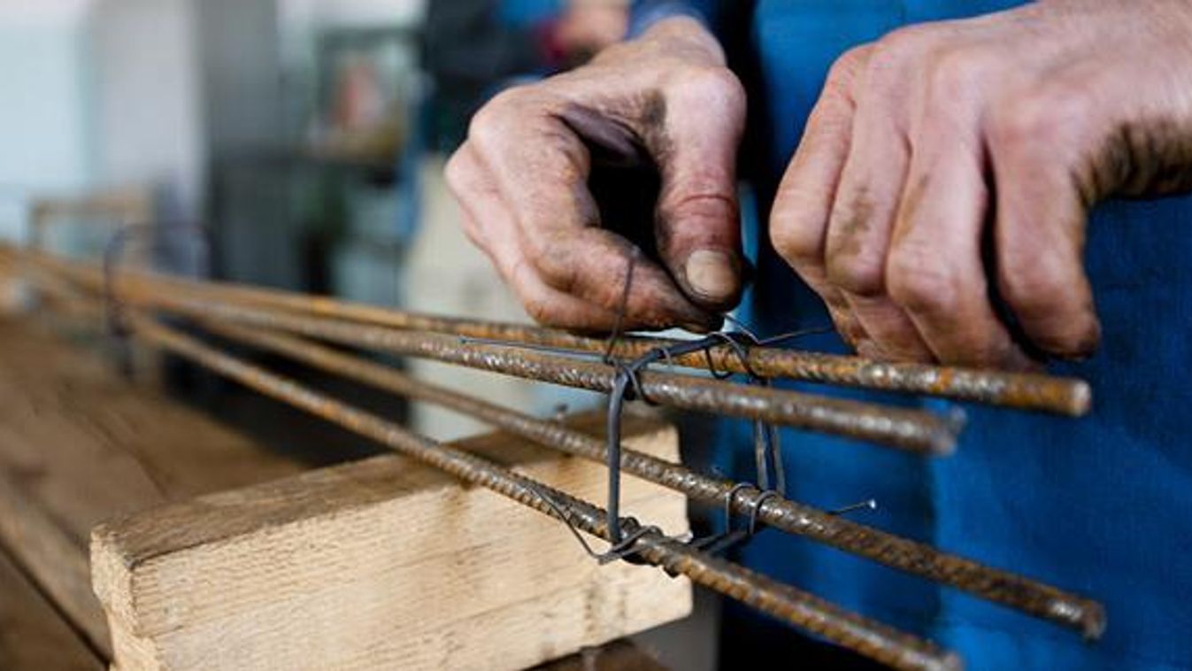 minimálbér, vasbeton oszlopot gyártanak a kemecsei közmunkások 