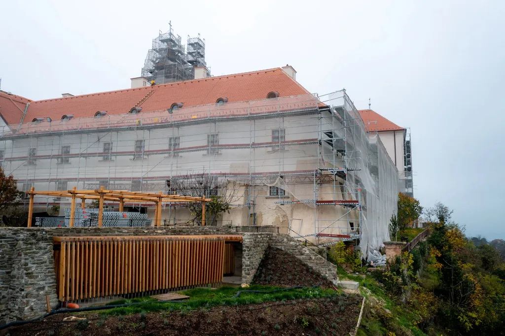 Véghajrában a Tihanyi Bencés Apátság külső tereinek felújítása, Tihany, Bencés Apátság, magyarepitok.hu 