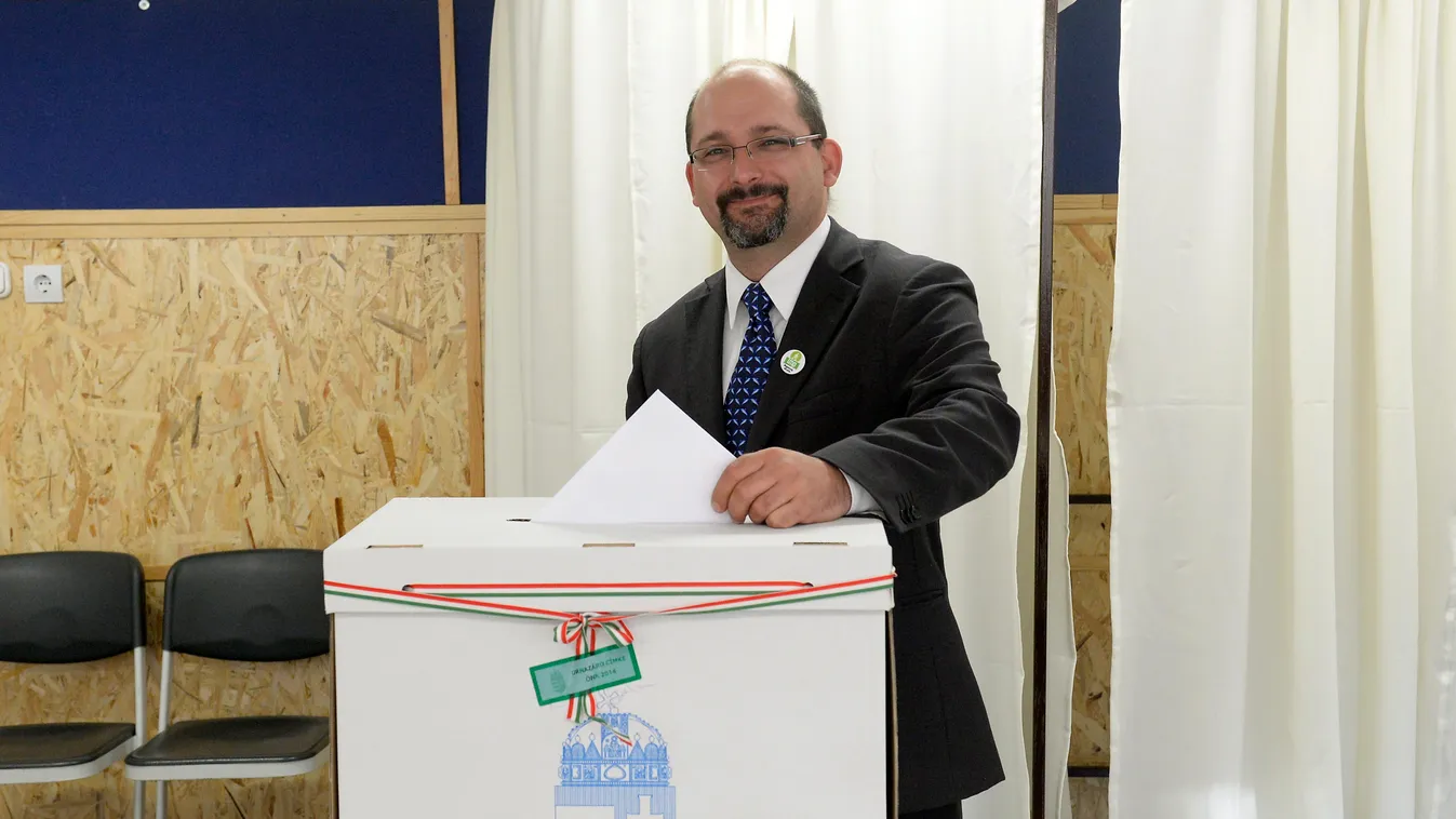 Csárdi Antal LMP főpolgármester-jelöltje szavaz 