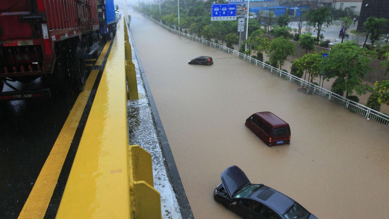esőzés kínában, kína, időjárás, elöntött utca Sencsenben 