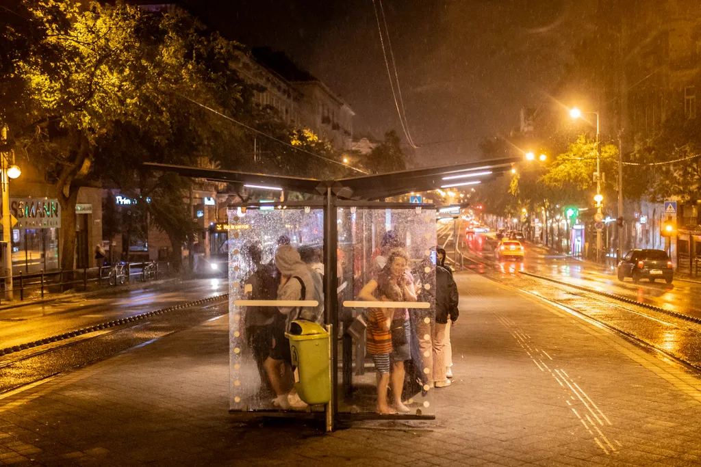 Vihar, viharfelhő, felhőszakadás, eső, időjárás, 2023. 06. 23. Budapest, Jászai Mari tér 