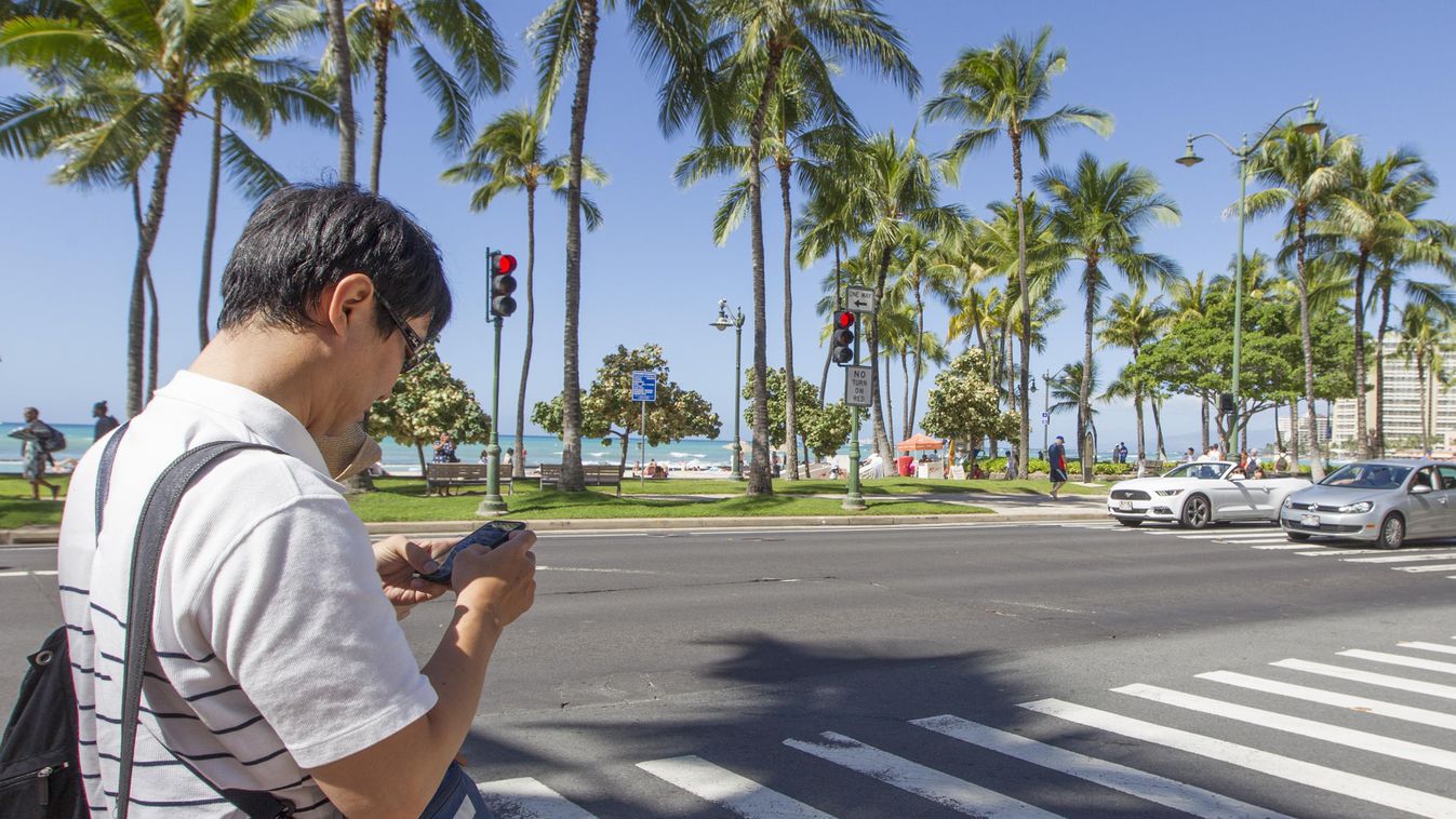 Hawaii, gyalogátkelő, mobiltelefon 