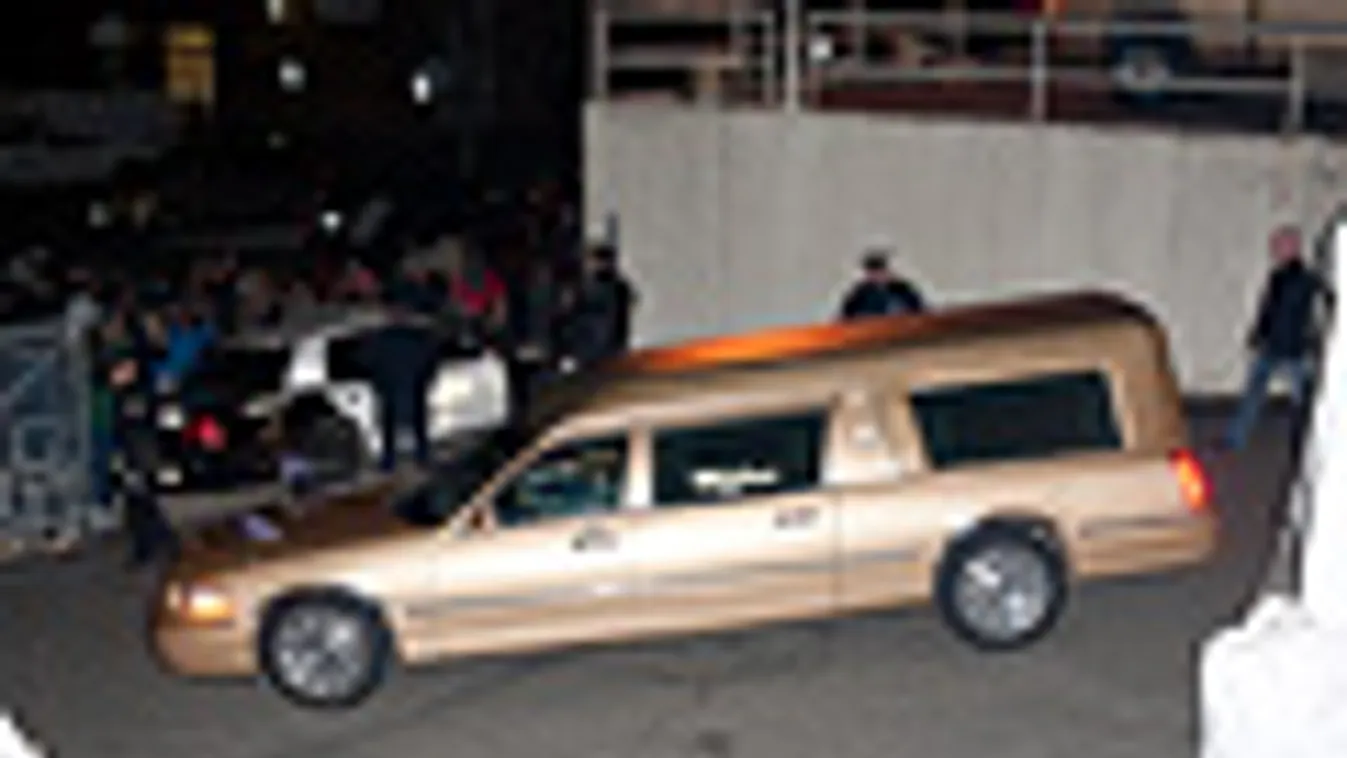 Whitney Houston holttestét szállító autó érkezik a New Jersey Newark Whigham ravatalozóba