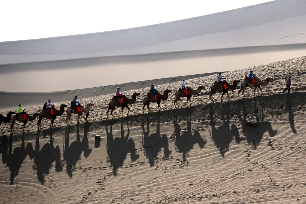 #CHINA-GANSU-DUNHUANG-DESERT-VISITORS(CN) ce Horizontal SQUARE FORMAT Holdsarló tó Kína 