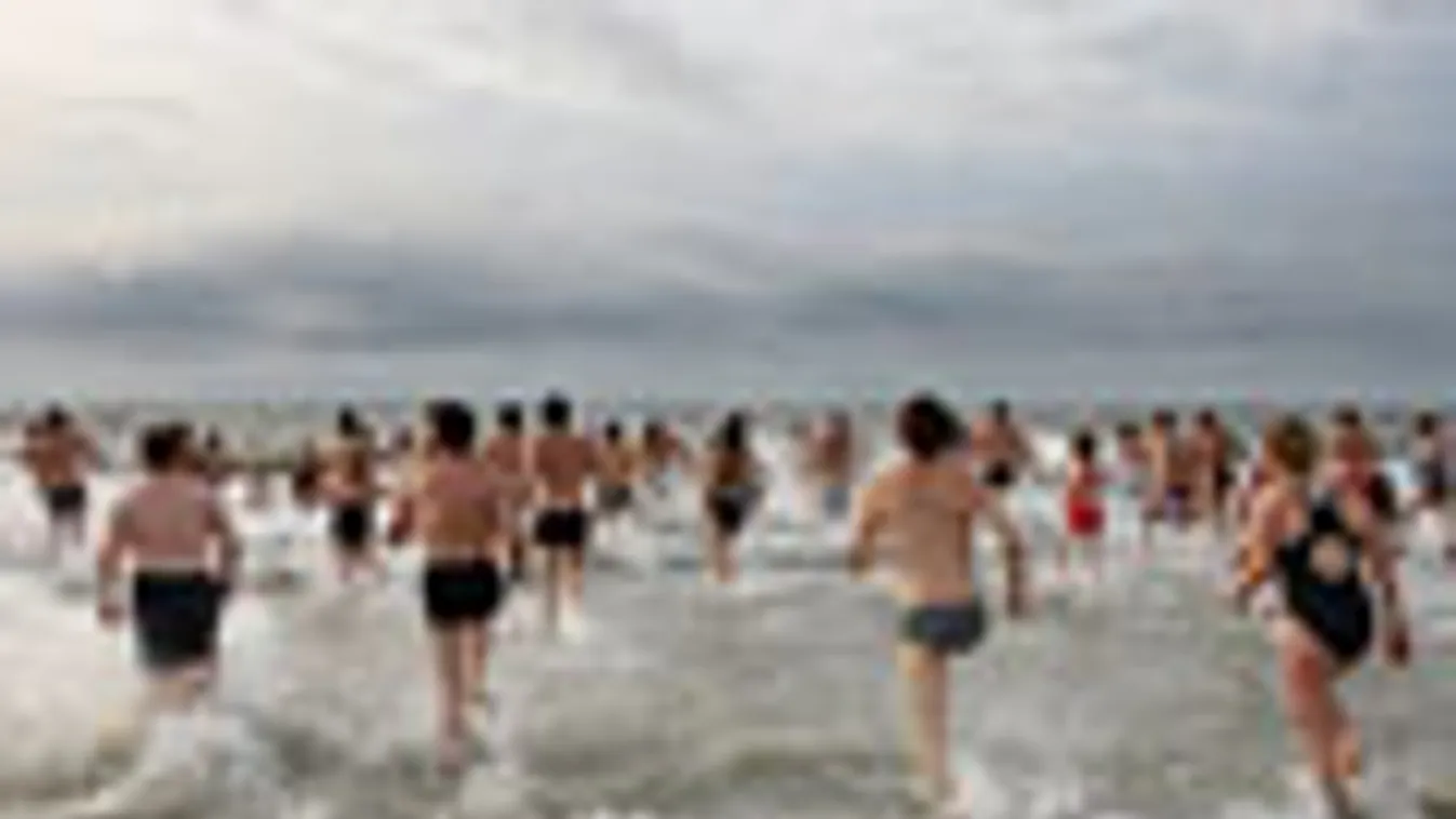 Borkum, Egy téli fürdőzésjen futnak be az Északi-tenger vizébe 2012. január 1-jén