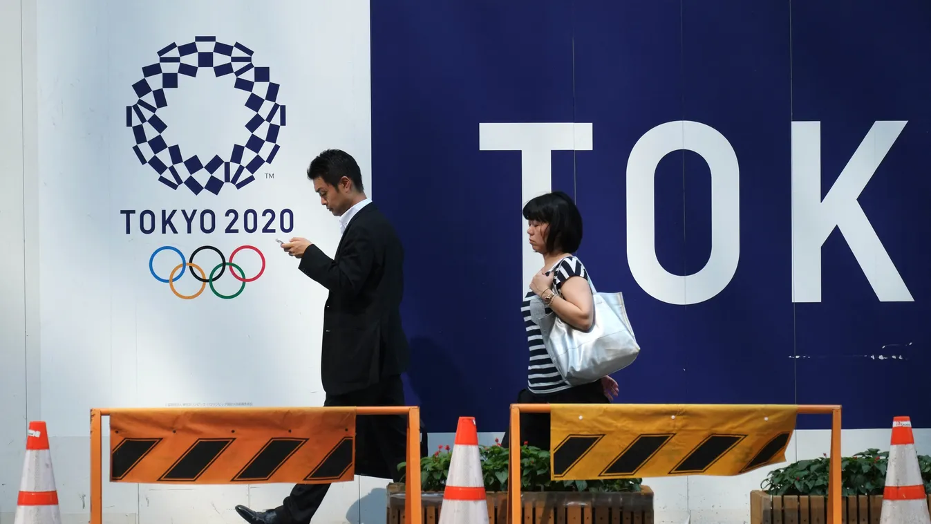 Horizontal STREET SCENE PASSER-BY MOBILE PHONE LOGO OLYMPIC GAMES 