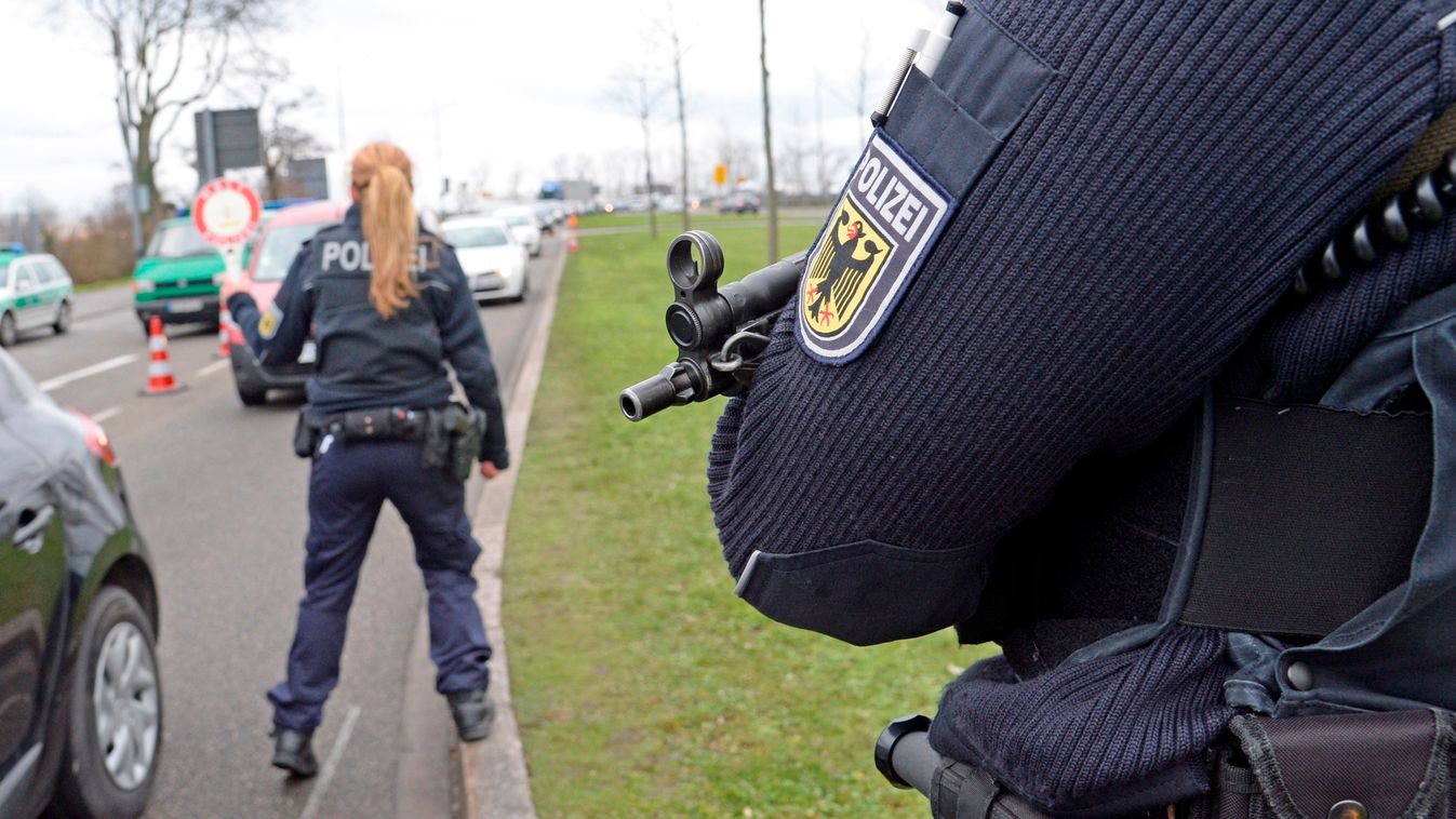 SQUARE FORMAT After the attack on the satirical magazine 'Charlie Hebdo', police officers control travellers coming from France at the Europa Bridge in Kehl, Germany, 8 January 2015. PHOTO: WINFRIED ROTHERMEL/dpa 