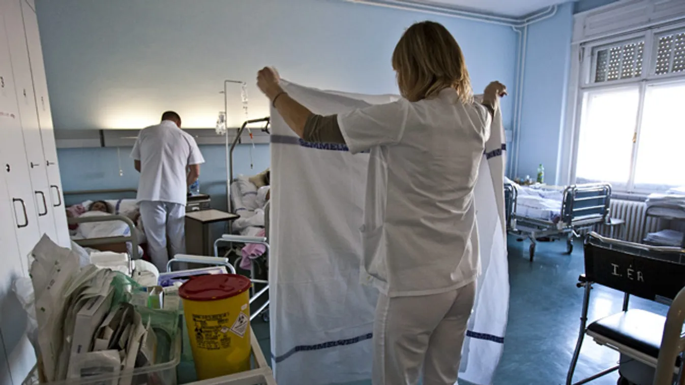 egészségügyi biztosítások, VIP-kórház egy casco árából, Ápolók dolgoznak a Semmelweis Egyetem Ér- és Szívsebészeti Klinikájának egyik kórtermében, 2012-ben - képünk illusztráció 