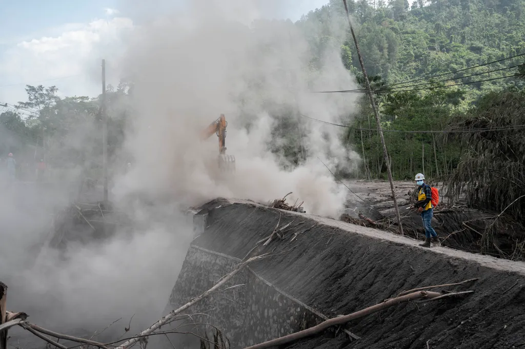 Horizontal volcano Indonéziai vulkánkitörés 