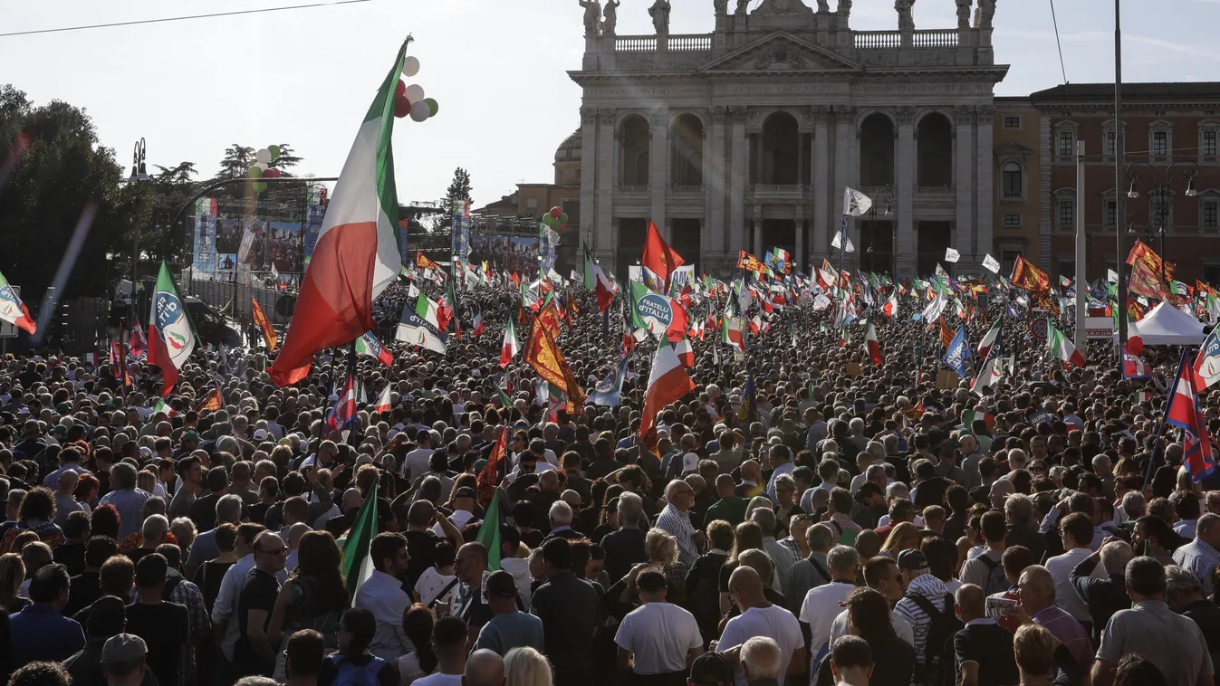 BERLUSCONI, Silvio; SALVINI, Matteo Róma, 2019. október 19.
Résztvevők az Olasz büszkeség címmel szervezett jobboldali demonstráción Rómában 2019. október 19-én. A jobboldali rendezvényt Matteo Salvini volt olasz belügyminiszter, az ellenzéki Északi Liga 