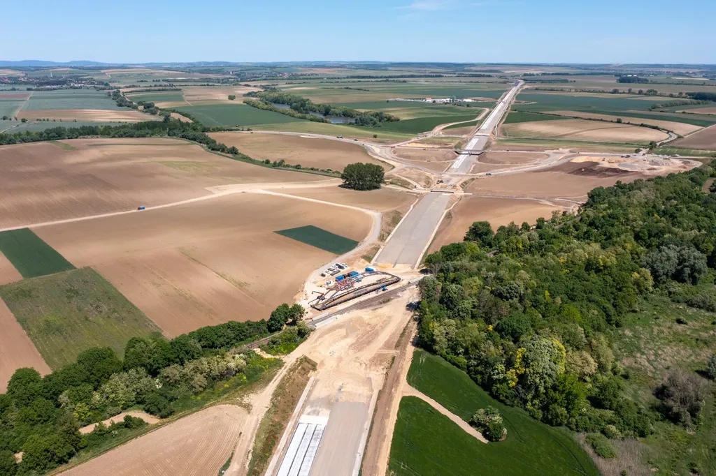 Az M6-os autópálya hídjainak építkezése 