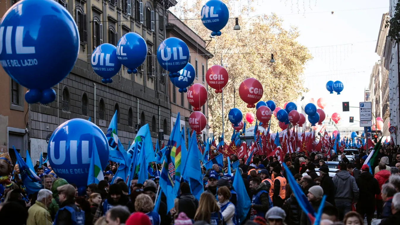 Róma, 2014. december 12.
Tüntetők a három legnagyobb olasz szakszervezeti szövetség, az UIL, a CGIL és a CISL által rendezett tiltakozáson Rómában 2014. december 12-én. A résztvevők a kormány 2015-ös költségvetése és a munkapiaci reformok ellen tüntetnek.