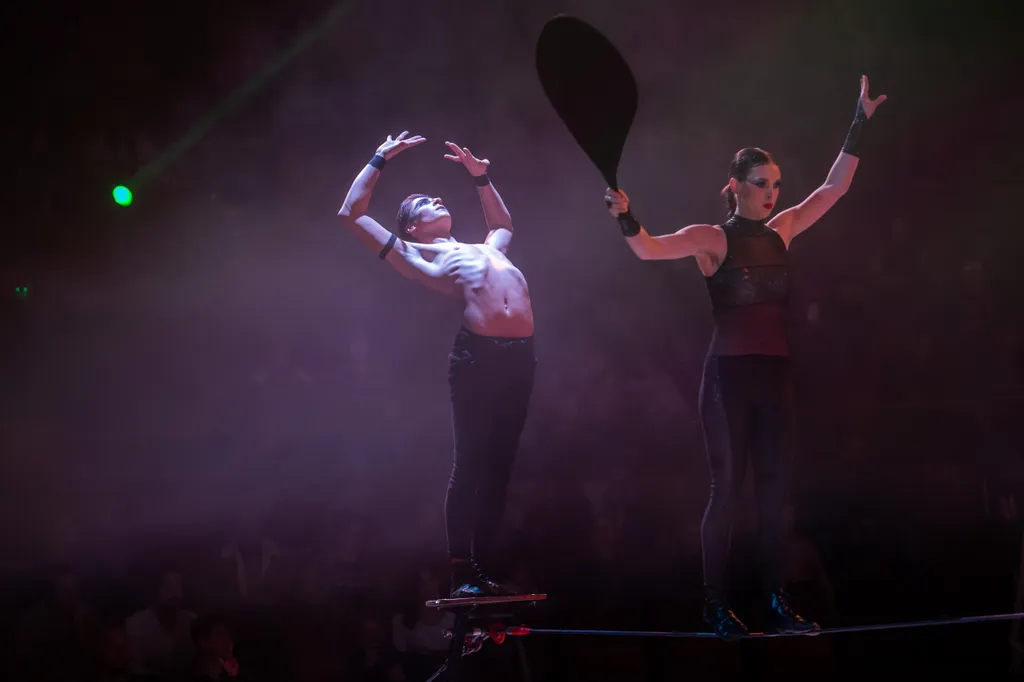Budapest, 2023. január 2., akrobata,  cirkuszfesztivál, cirkuszművész, cirkusz, szórakozás, mutatvány, 