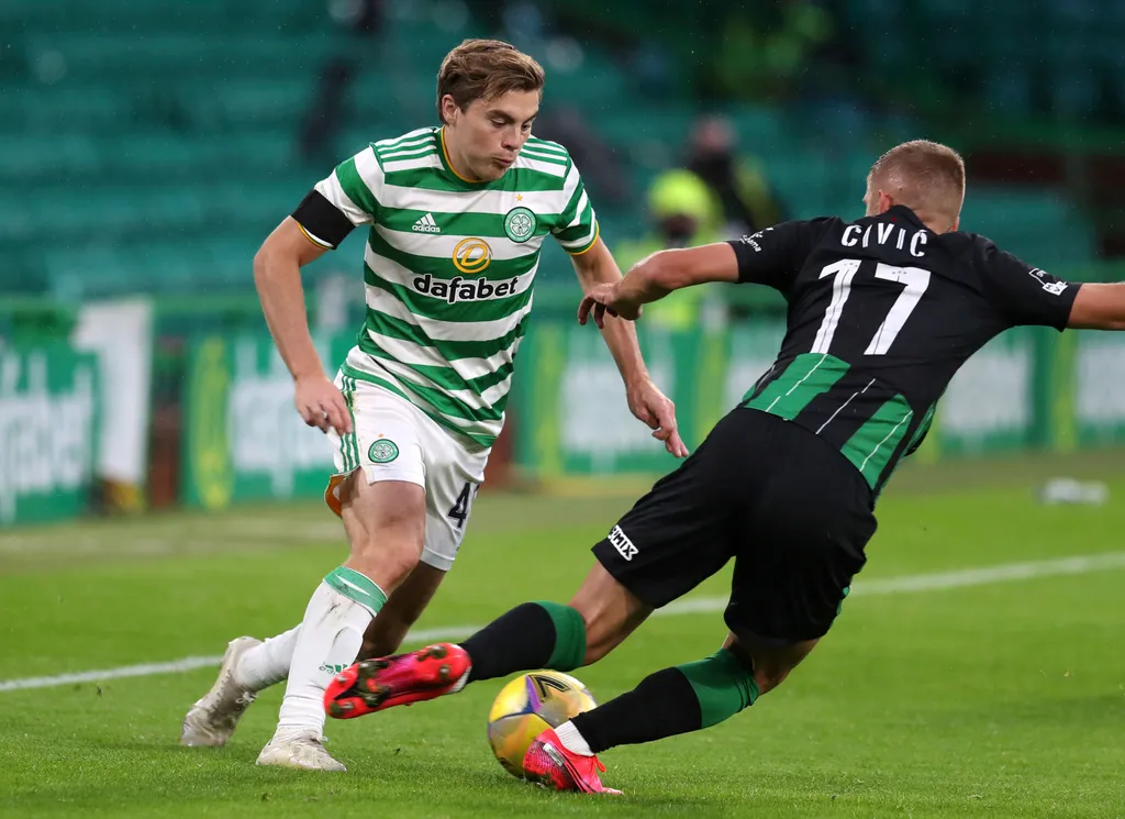 Glasgow, 2020. augusztus 26.
Eldar Civic, a Ferencváros (j) és James Forrest, a Celtic Glasgow játékosa a labdarúgó Bajnokok Ligája-selejtezőjének második fordulójában játszott mérkőzésen Glasgowban 2020. augusztus 26-án.
MTI/AP/PA/Andrew Milligan 