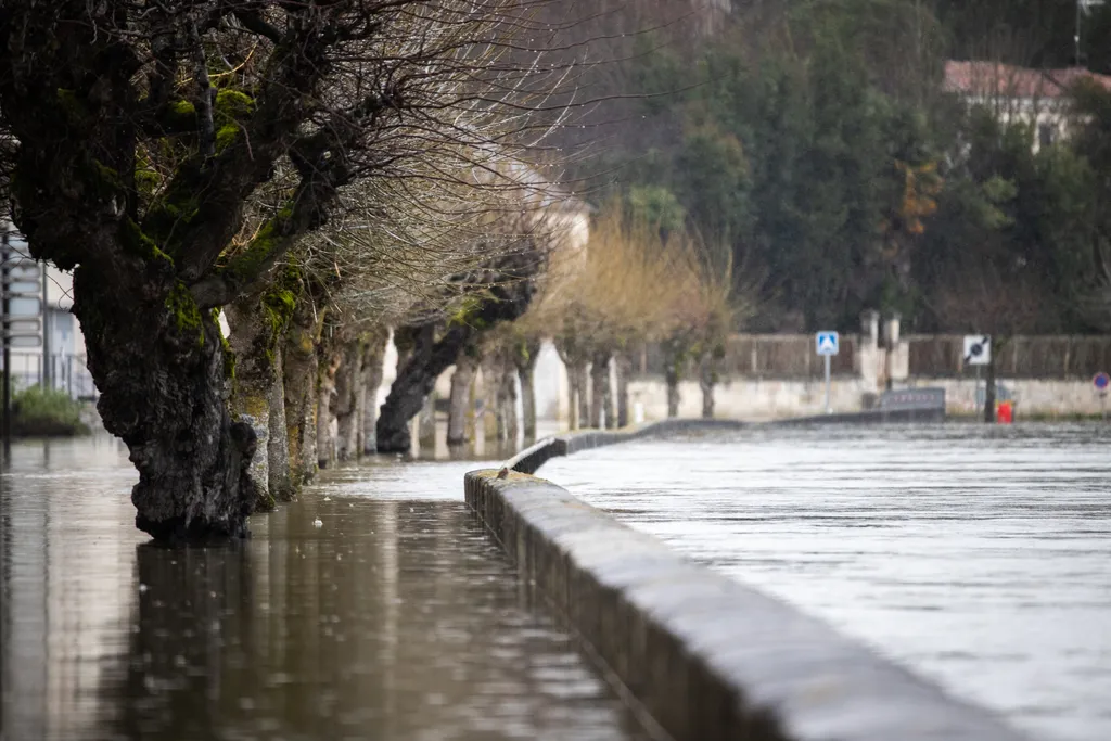 Szajna, folyó áradás, árad, víz, Franciaország,  2021.02.09. Massive Floods In Saintes, France Saintes - France FLOOD Flooding NEws Weather Extrme Weather Conditions February 8 2021 