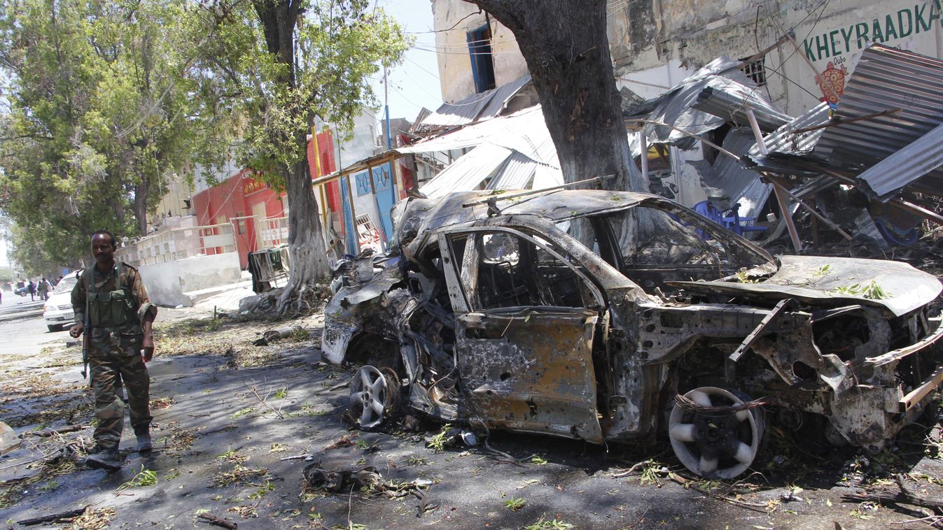 Mogadishu, 2019. március 7.
Szomáliai katona egy kiégett autóroncsnál, amelyben pokolgép robbant a szomáliai főváros, Mogadishu egyik szállodájánál 2019. március 7-én. A merényletben legkevesebb öten életüket vesztették, tízen megsebesültek. A támadás elk
