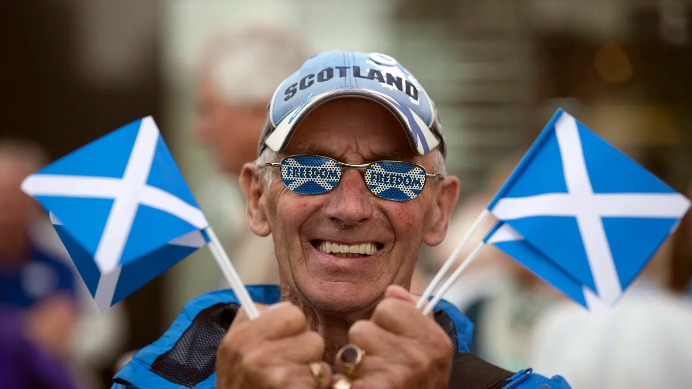 Perth, 2014. szeptember 13.
John McCutcheon, a skót királyi ezred volt katonája az "igen" szavazatok mellett kampányol a skóciai Perthben 2014. szeptember 13-án a szeptember 18-i népszavazásra, amelyet Skócia Nagy-Britanniától való elszakadásáról rendezne