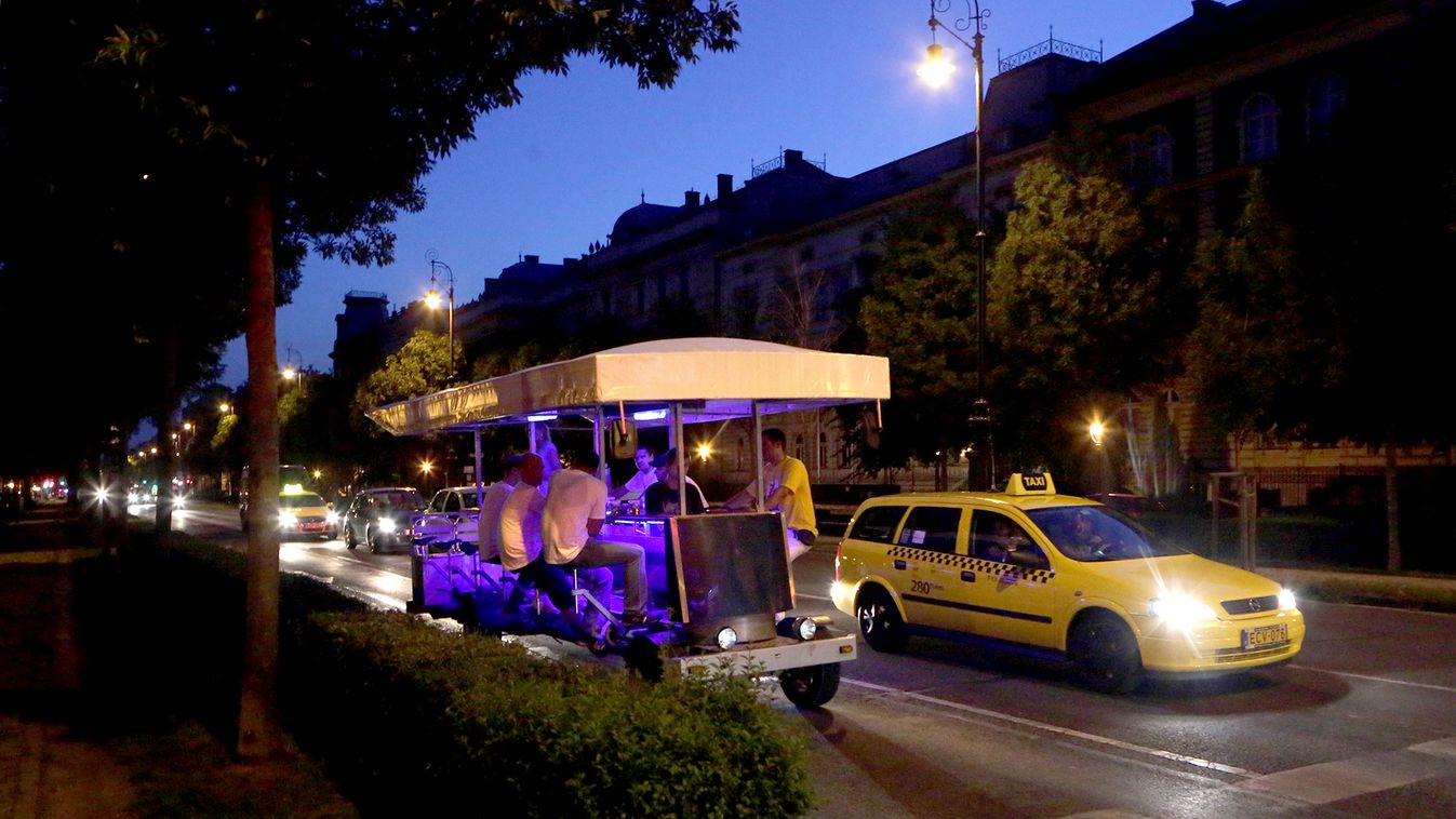 Fotó -  Szabó Gábor

Sörbringák az Andrássy úton és a Király utcában 2014. saugusztus 9-én 