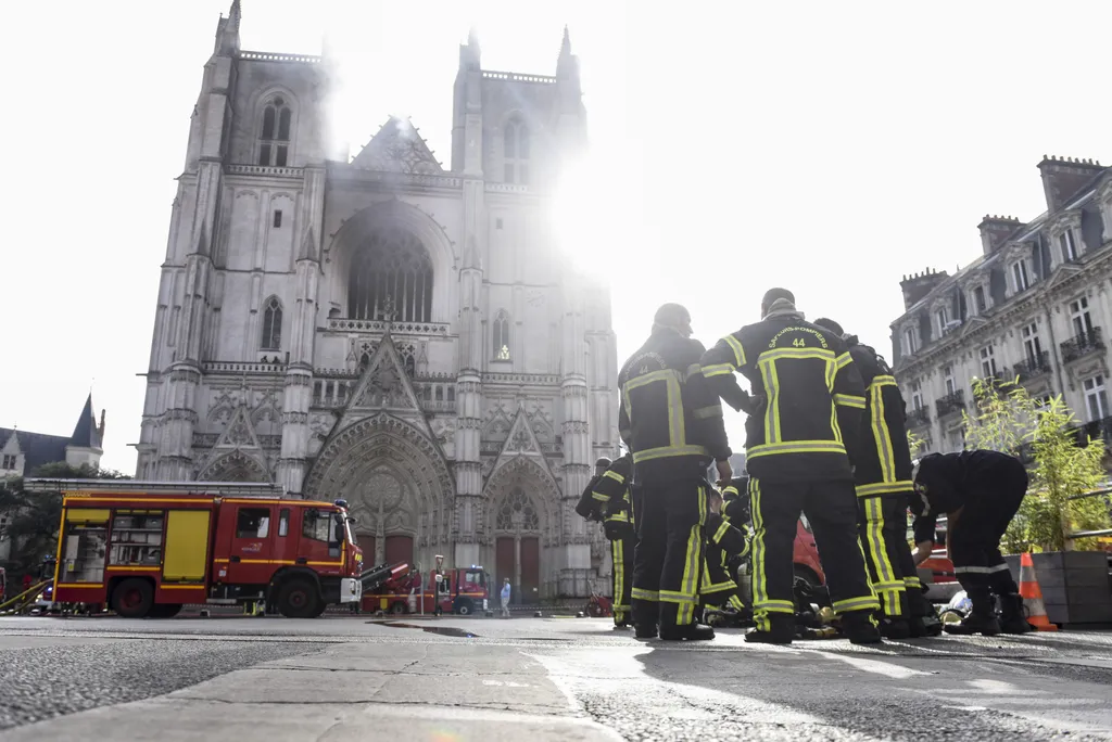 Nantes katedrális, tűz, tűzoltók, oltás, 
Cathédrale Saint-Pierre-et-Saint-Paul 