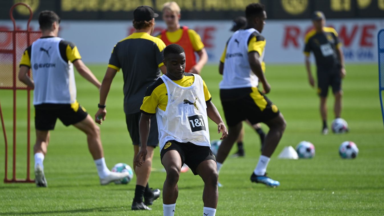 Horizontal, Youssoufa Moukoko, Borussia Dortmund 