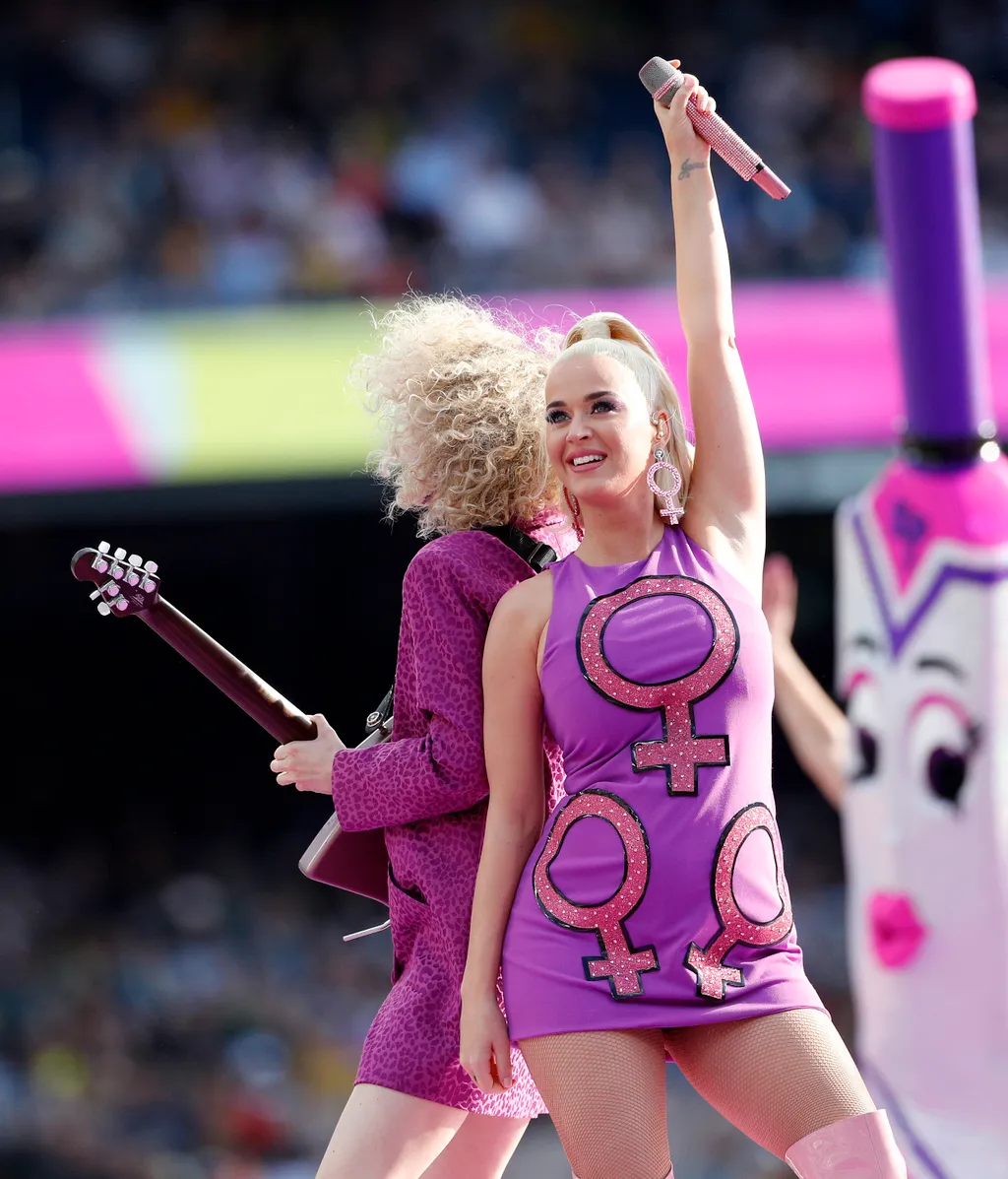 Melbourne, 2020. március 8.
Katy Perry amerikai énekes-dalszerző fellép a női T20 krikett-világbajnokság döntőjében játszott Ausztrália - India mérkőzés előtt Melbourne-ben 2020. augusztus 8-án. Az énekesnő és párja, Orlando Bloom brit színész a közelmúlt