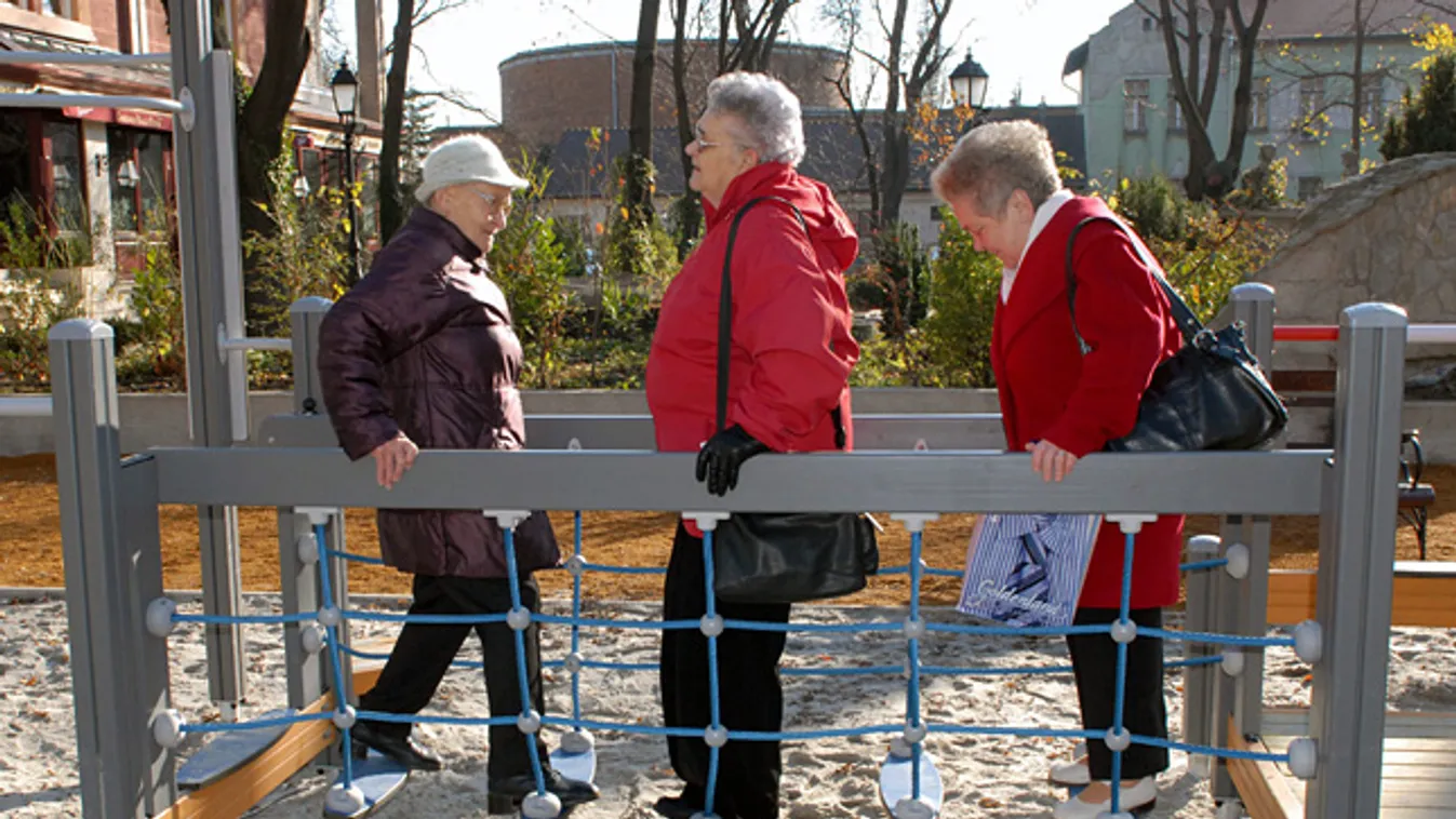 nők, biztosítás, Idősek függőhídon játszanak a részükre kialakított játszótéren Győr belvárosában 