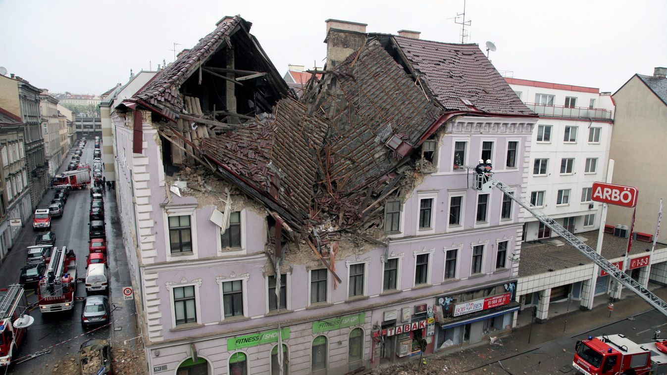 Tűzoltók a helyszínen 2014. április 26-án, miután robbanás történt a bécsi Mariahilfer Strasse egyik házában. Legalább hat ember megsérült. (MTI/EPA/Michael Schuster) 
